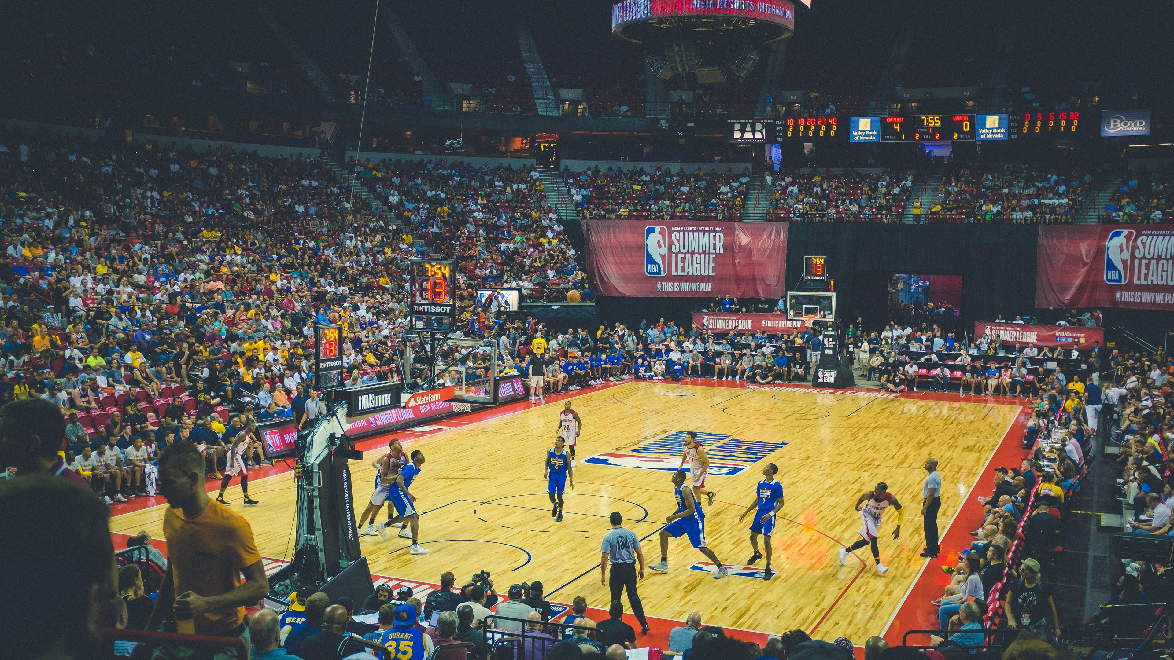 德甲场景再现：逆天长传瞬间点燃球迷热情，德甲球员上演超级神仙球