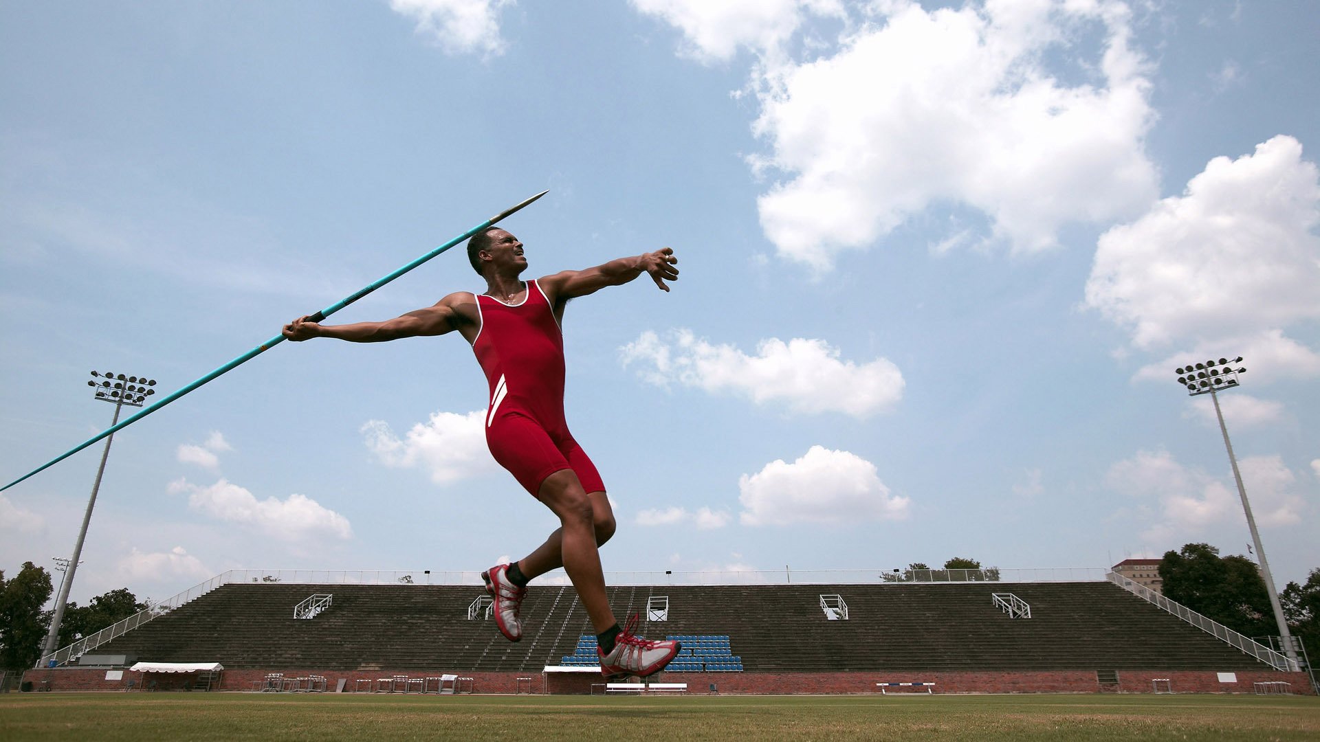 鹈鹕前锋参与公益篮球夏令营传授技巧，鹈鹕队小前锋